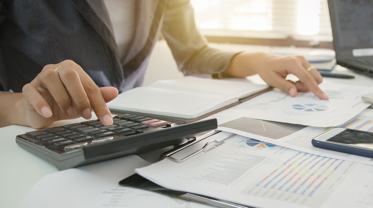 Entrepreneur organisant méthodiquement ses contacts professionnels dans un planning de suivi structuré